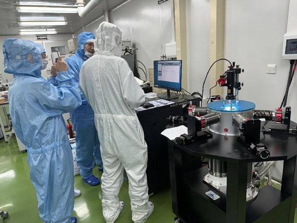 超导磁体低温探针台成功安装北京某研究所